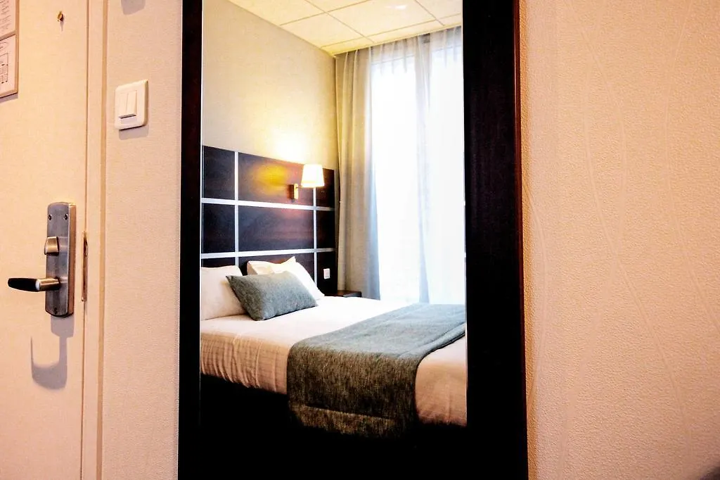 ***  Hotel Des Trois Gares Paris Fransa
